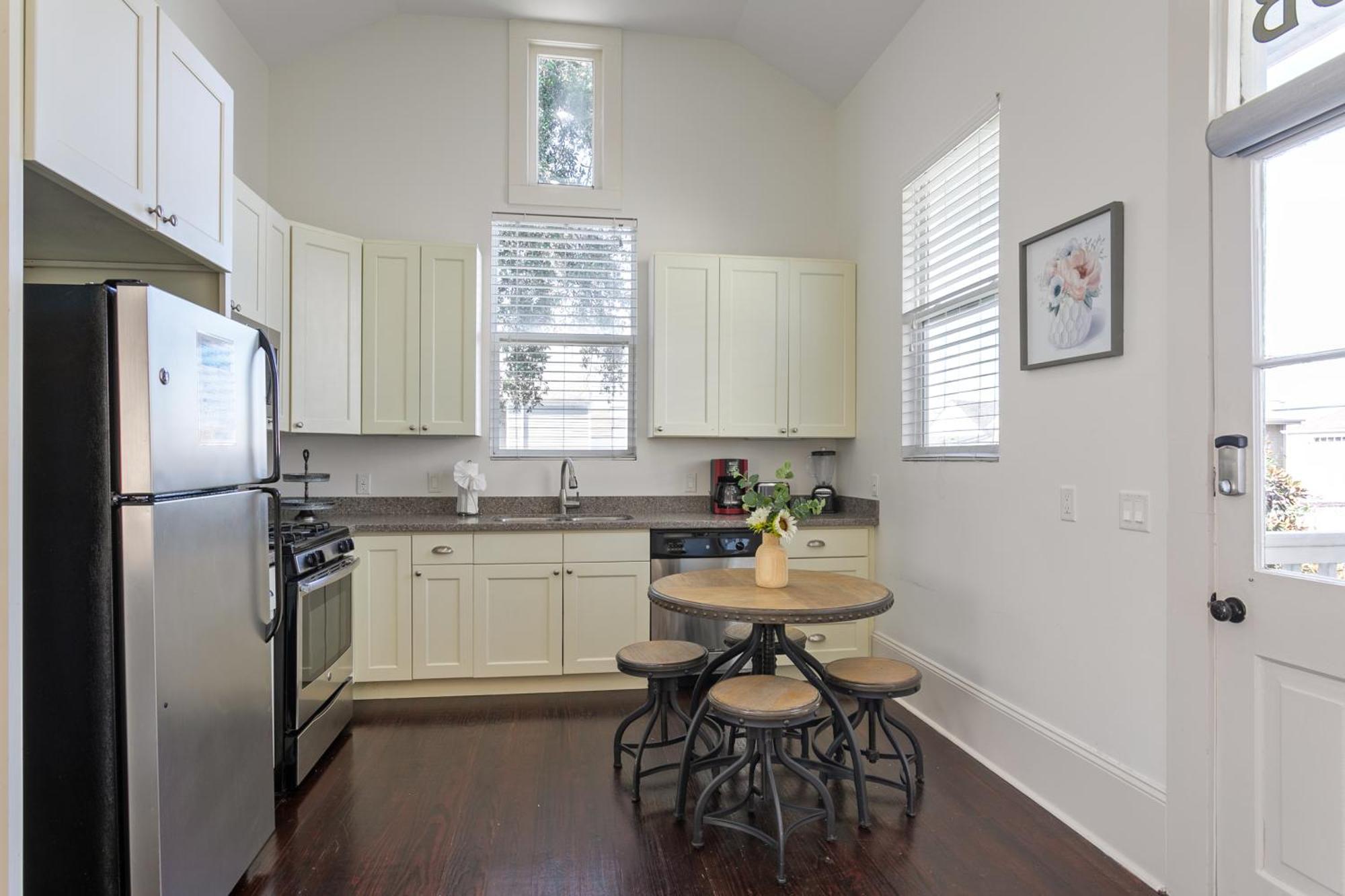 Charming 2BR on Carondelet by Hosteeva Appartement New Orleans Buitenkant foto