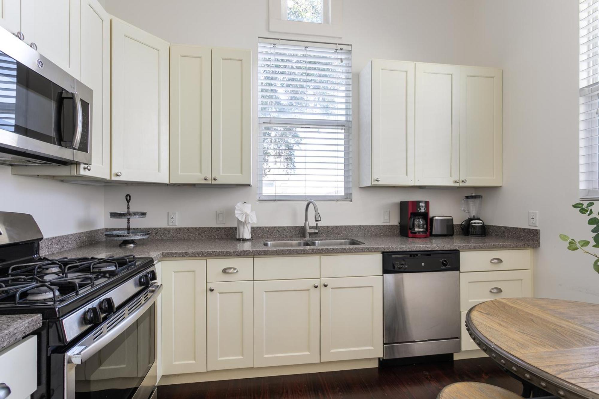 Charming 2BR on Carondelet by Hosteeva Appartement New Orleans Buitenkant foto