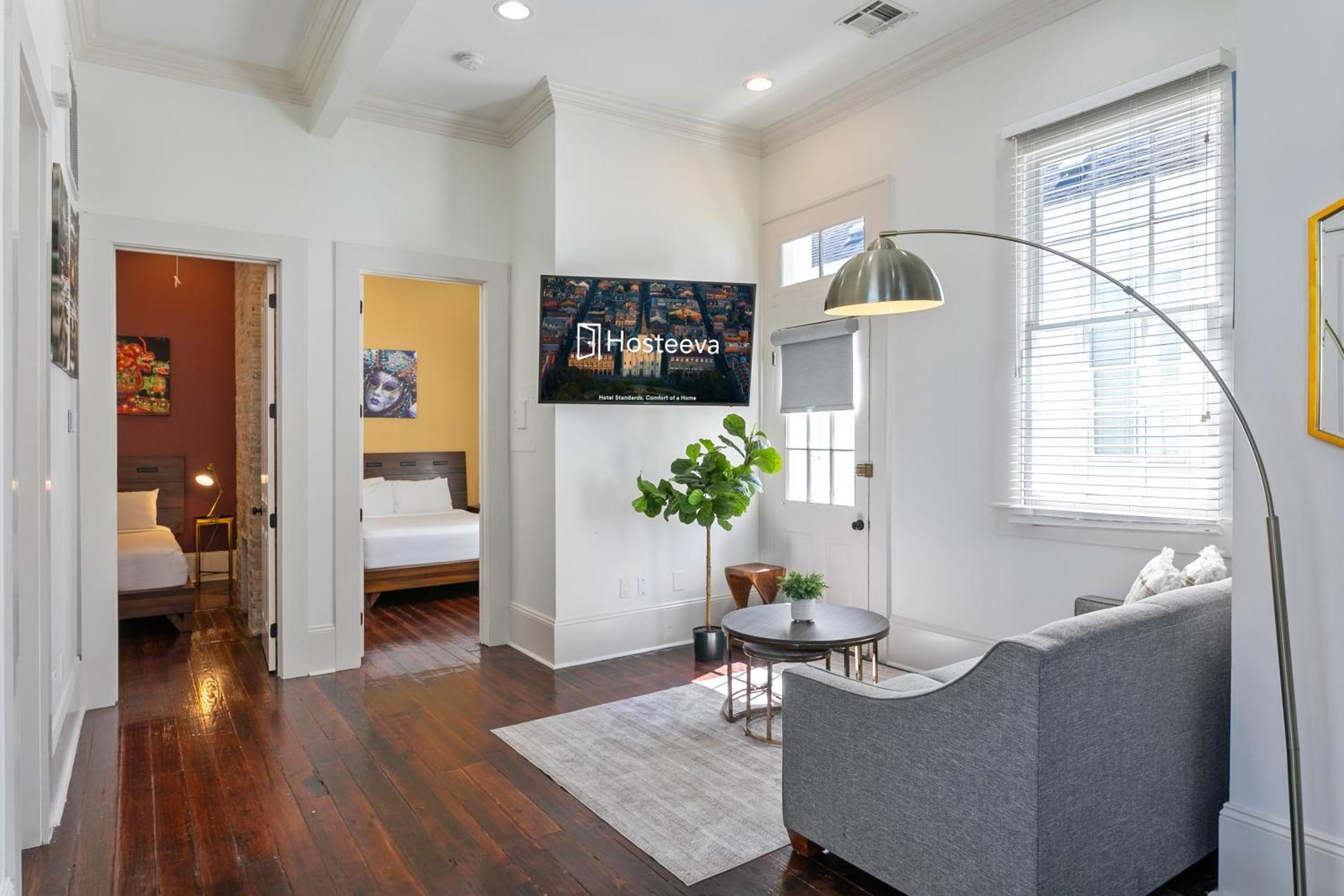 Charming 2BR on Carondelet by Hosteeva Appartement New Orleans Buitenkant foto
