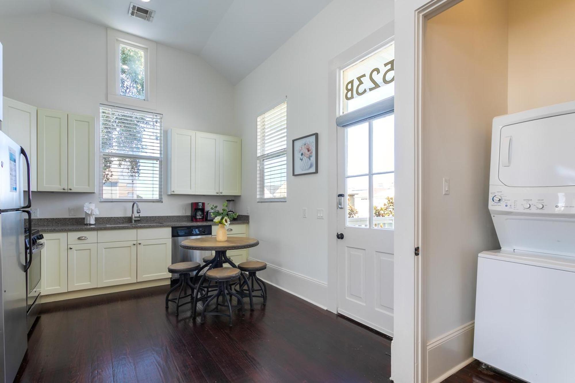 Charming 2BR on Carondelet by Hosteeva Appartement New Orleans Buitenkant foto