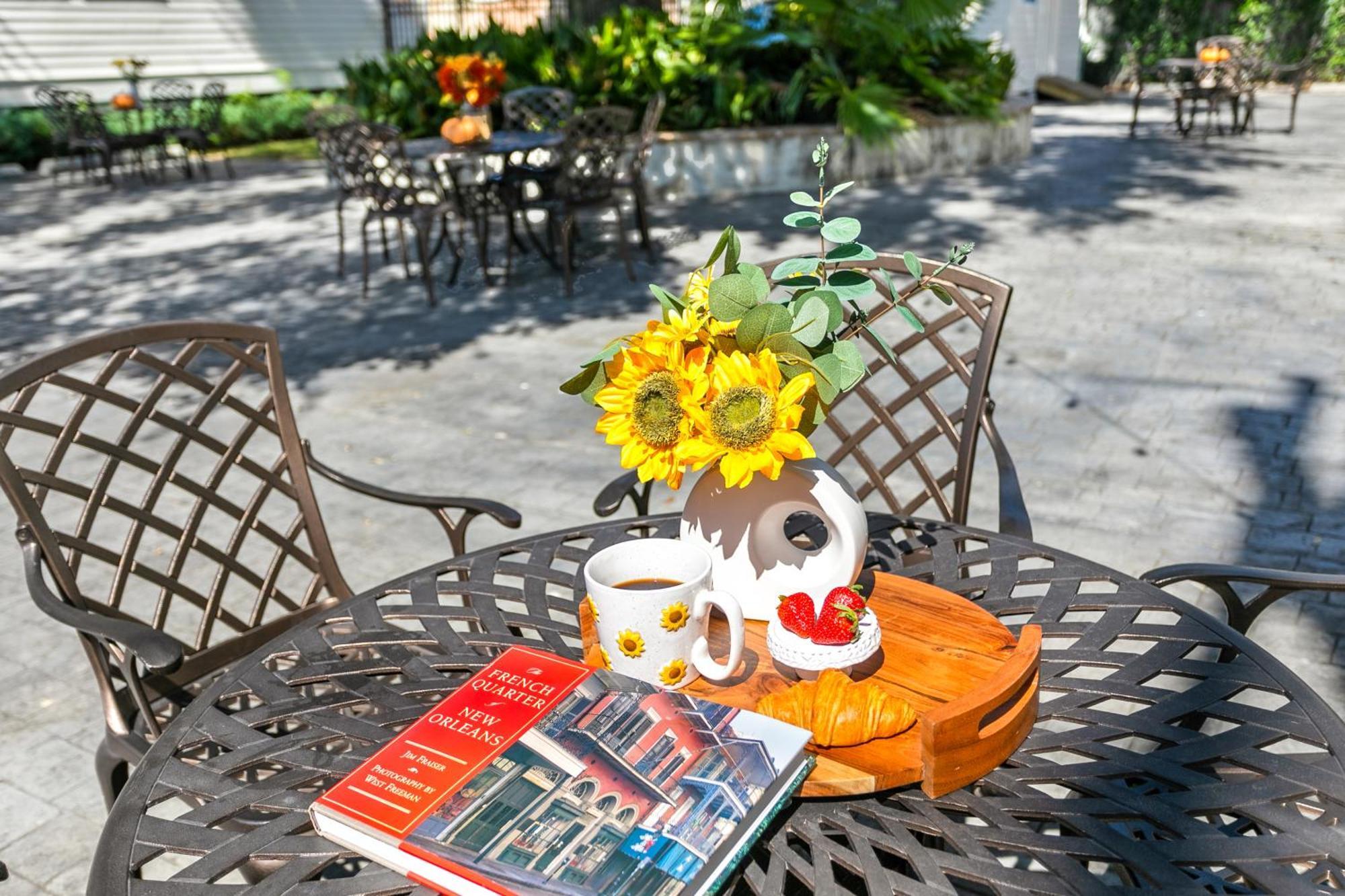 Charming 2BR on Carondelet by Hosteeva Appartement New Orleans Buitenkant foto