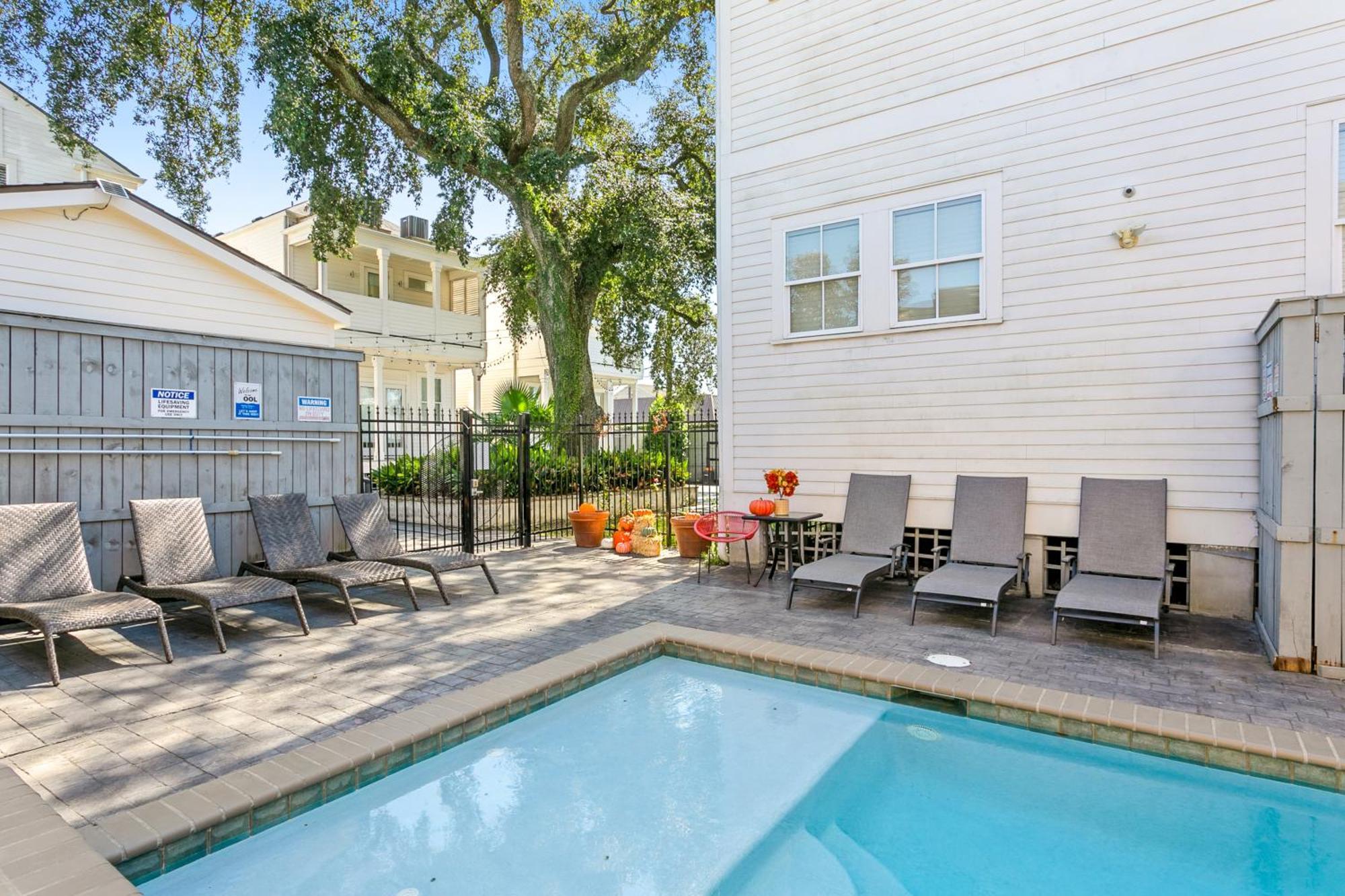 Charming 2BR on Carondelet by Hosteeva Appartement New Orleans Buitenkant foto