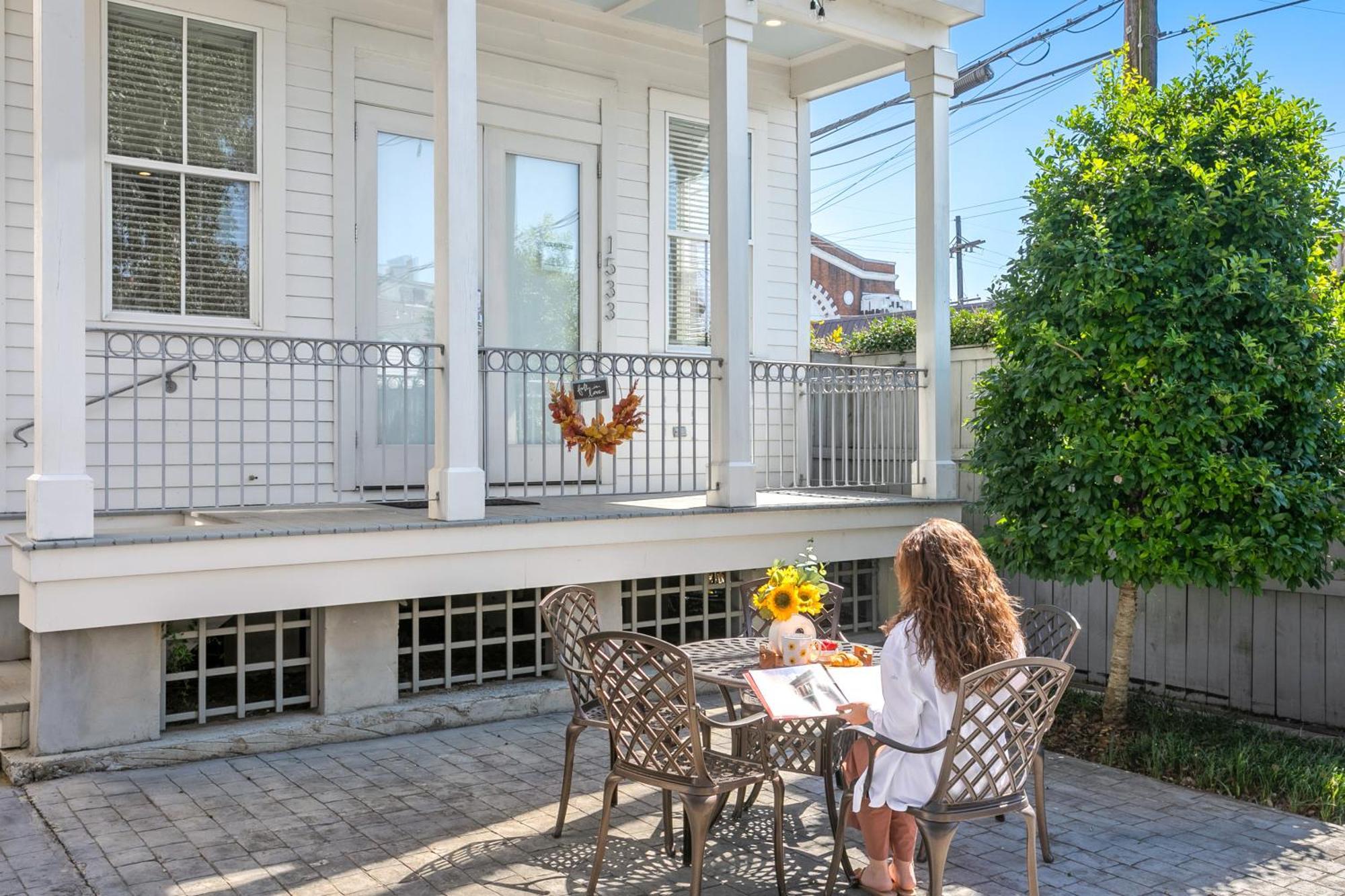 Charming 2BR on Carondelet by Hosteeva Appartement New Orleans Buitenkant foto