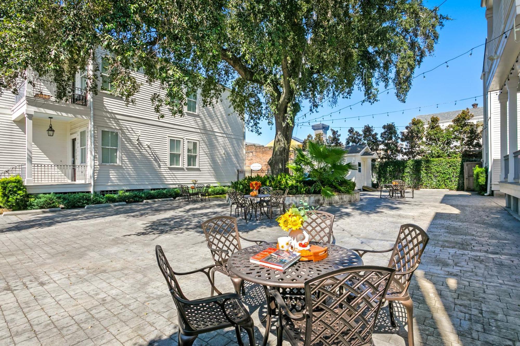 Charming 2BR on Carondelet by Hosteeva Appartement New Orleans Buitenkant foto