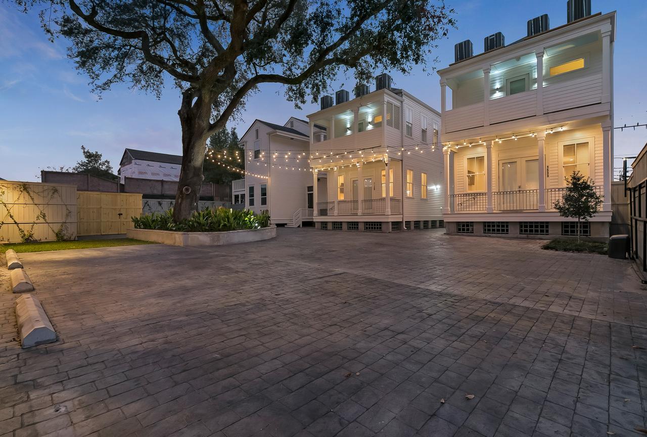 Charming 2BR on Carondelet by Hosteeva Appartement New Orleans Buitenkant foto