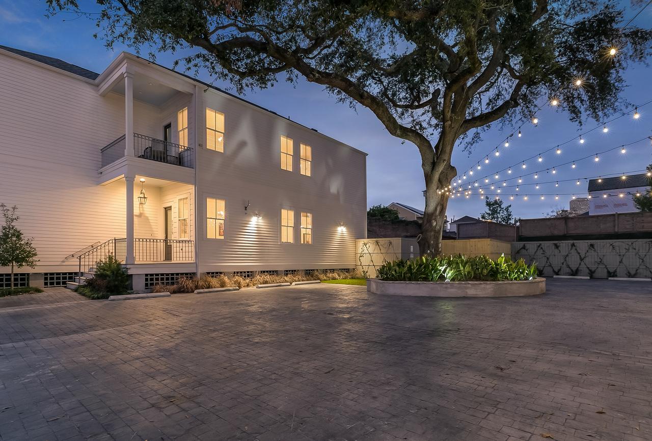 Charming 2BR on Carondelet by Hosteeva Appartement New Orleans Buitenkant foto
