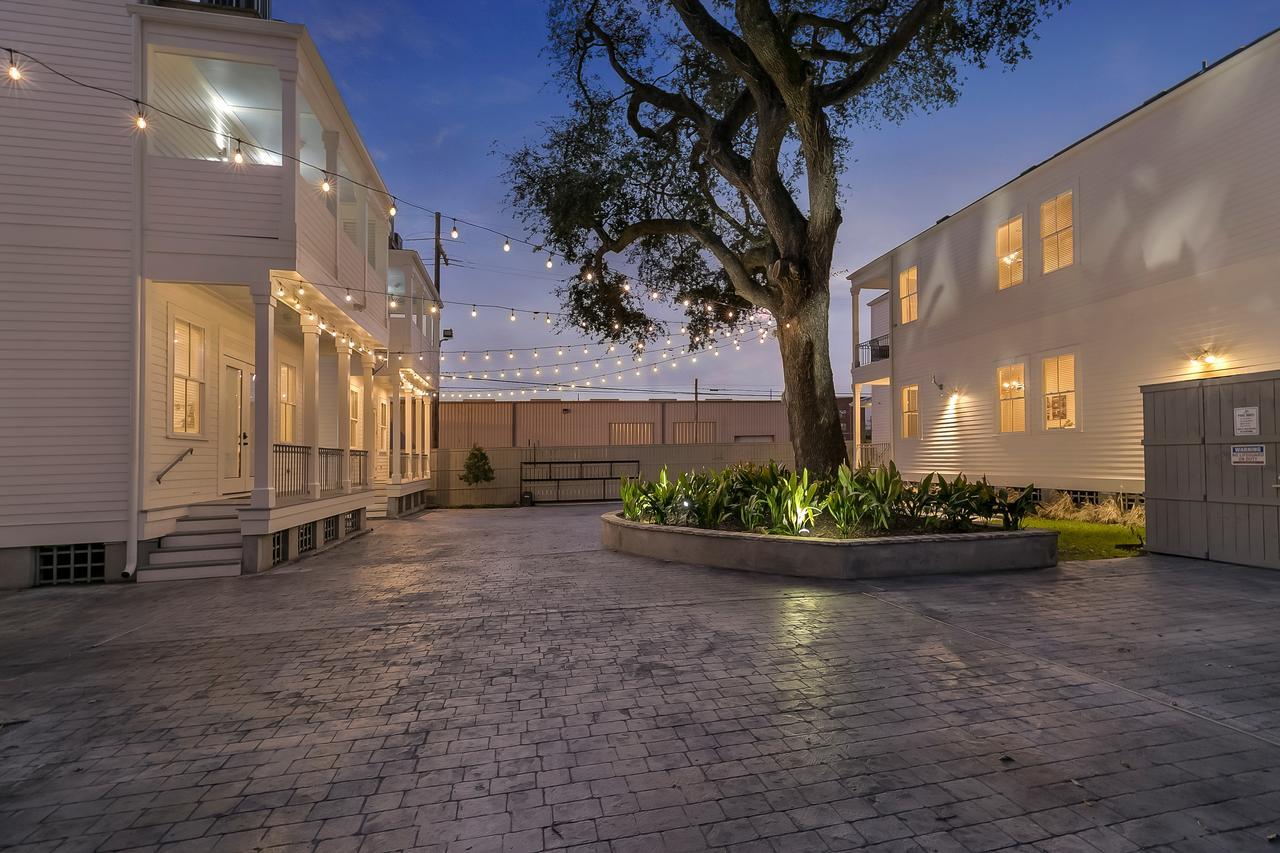 Charming 2BR on Carondelet by Hosteeva Appartement New Orleans Buitenkant foto