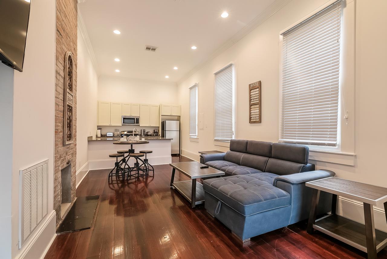Charming 2BR on Carondelet by Hosteeva Appartement New Orleans Buitenkant foto