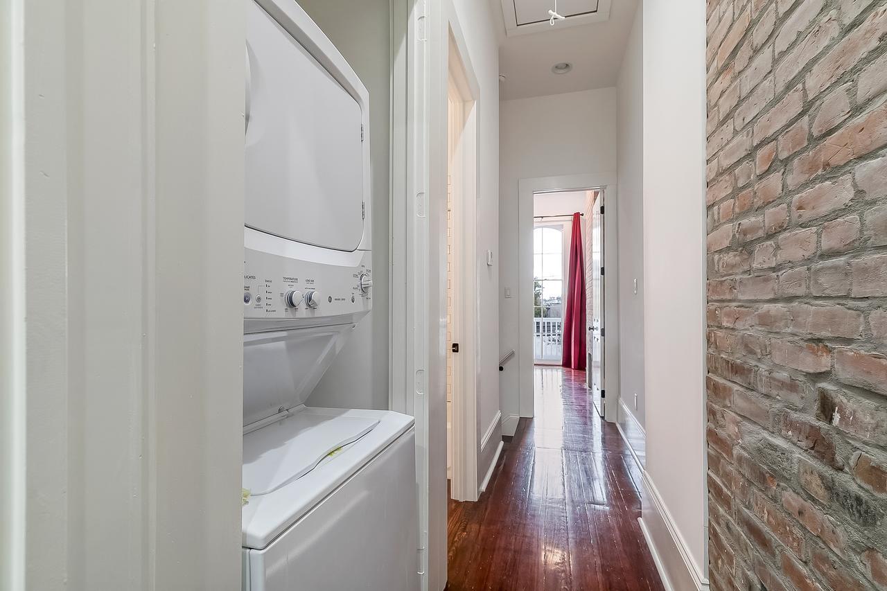 Charming 2BR on Carondelet by Hosteeva Appartement New Orleans Buitenkant foto