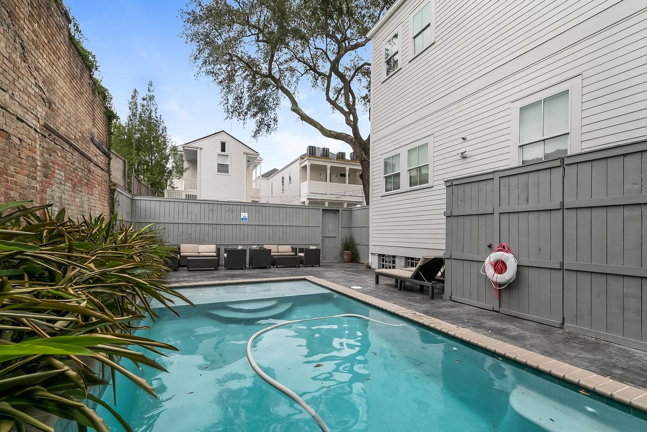 Charming 2BR on Carondelet by Hosteeva Appartement New Orleans Buitenkant foto
