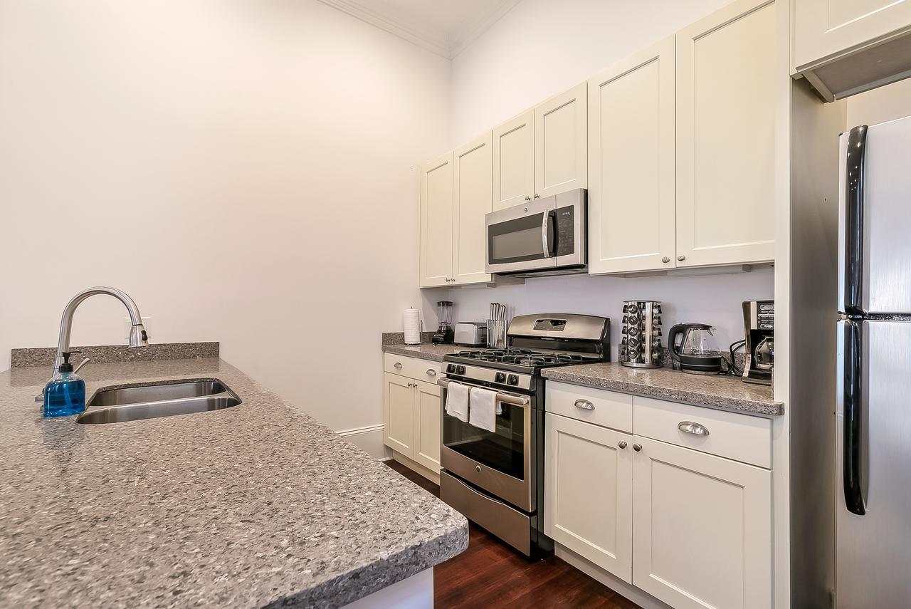 Charming 2BR on Carondelet by Hosteeva Appartement New Orleans Buitenkant foto