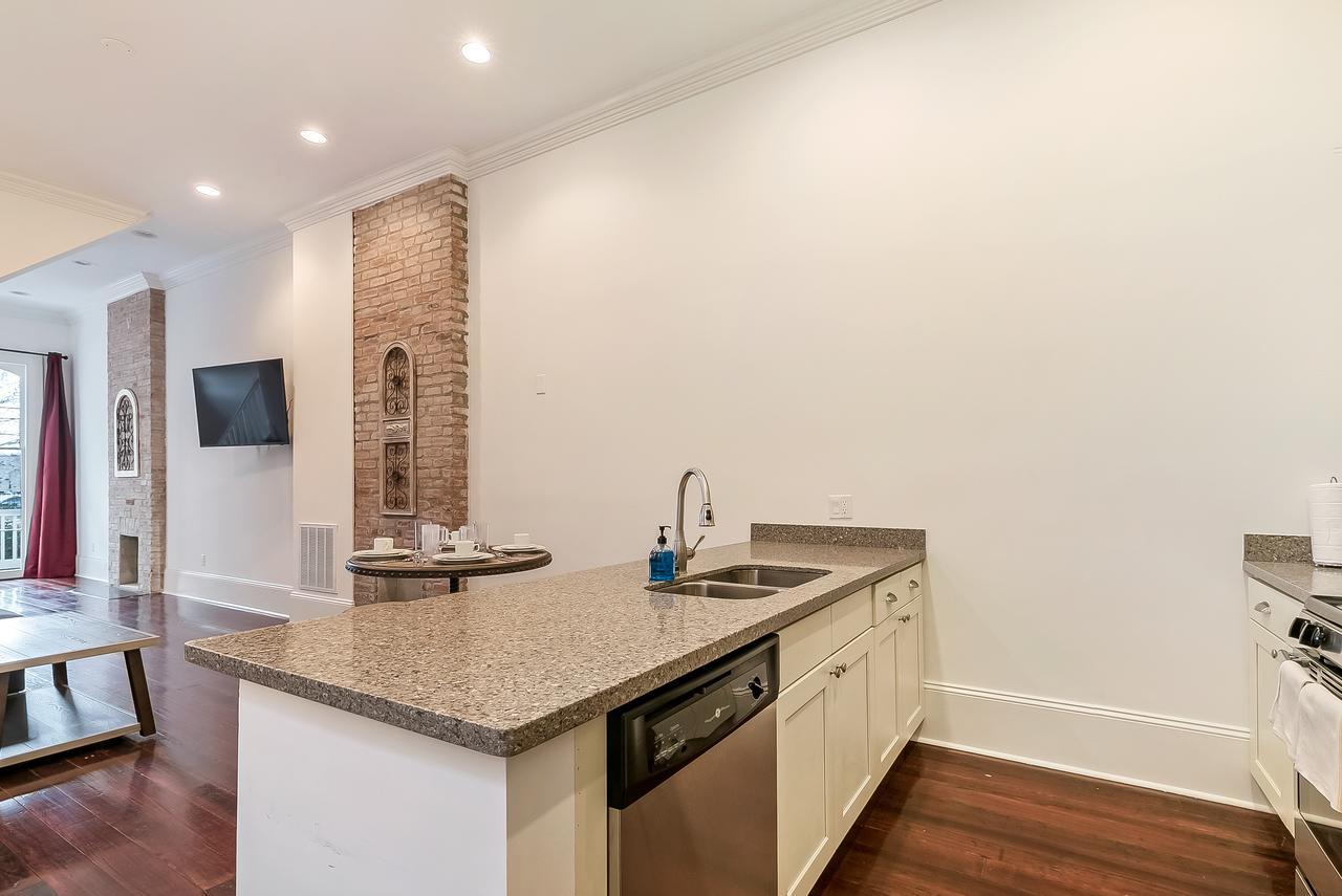 Charming 2BR on Carondelet by Hosteeva Appartement New Orleans Buitenkant foto