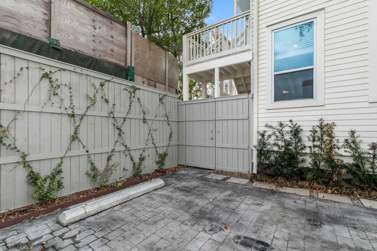 Charming 2BR on Carondelet by Hosteeva Appartement New Orleans Buitenkant foto