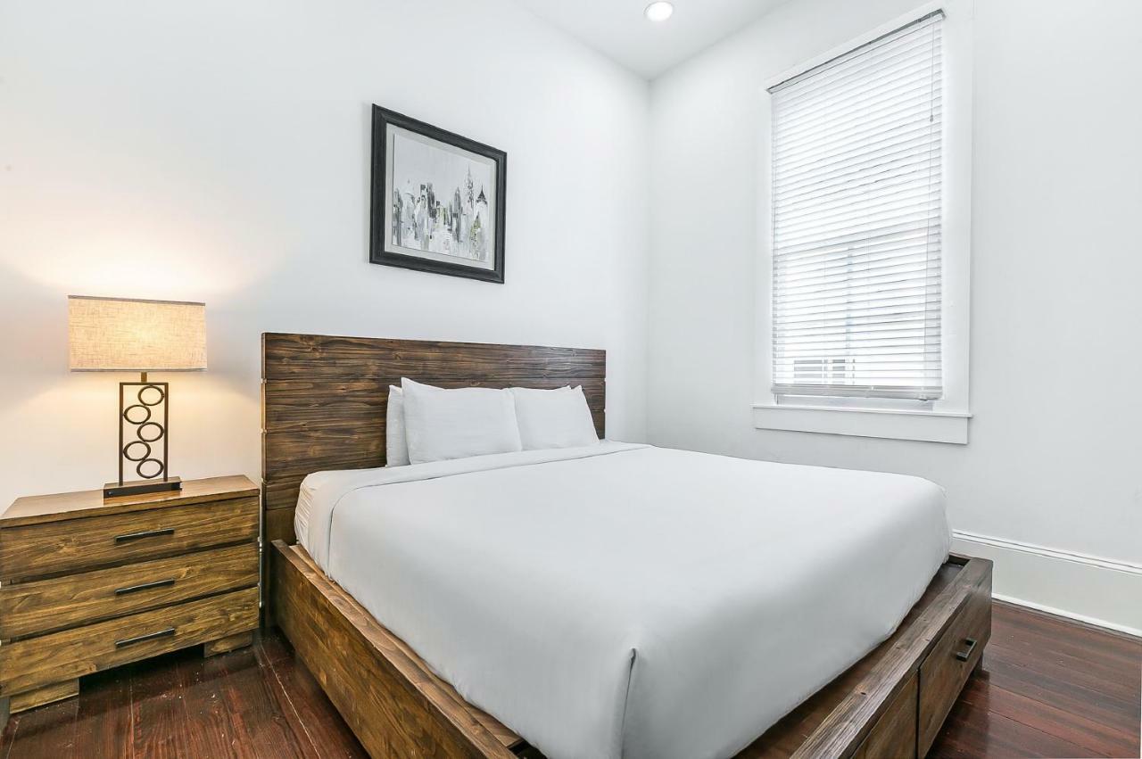Charming 2BR on Carondelet by Hosteeva Appartement New Orleans Buitenkant foto