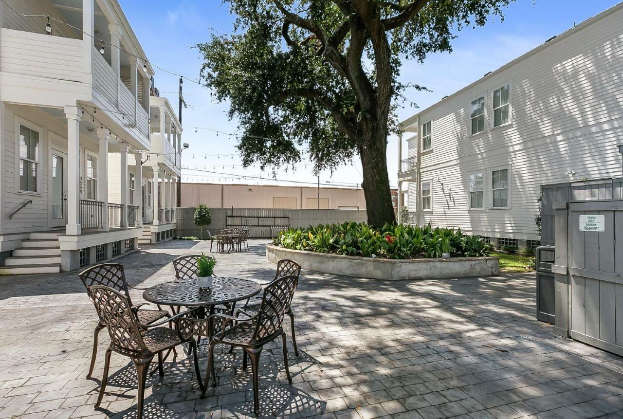 Charming 2BR on Carondelet by Hosteeva Appartement New Orleans Buitenkant foto